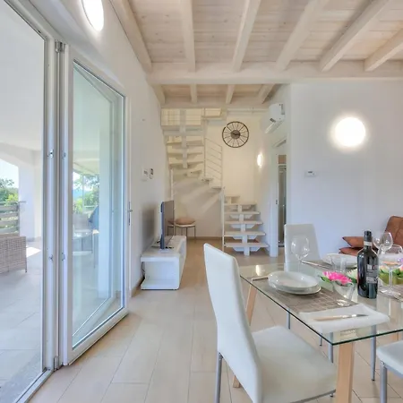 Golden Terrace 2br/2ba Walk To The - Happy Apartment