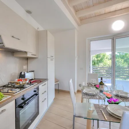 Apartment Golden Terrace 2br/2ba Walk To The - Happy Leggiuno