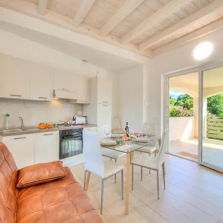 Golden Terrace 2br/2ba Walk To The - Happy 아파트