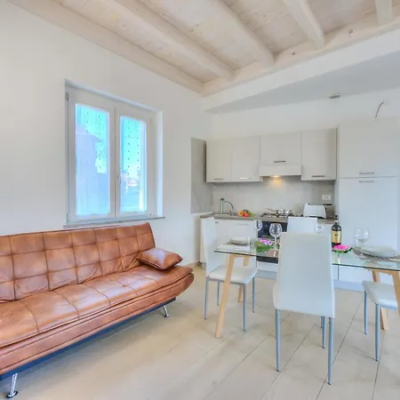 Golden Terrace 2br/2ba Walk To The - Happy *