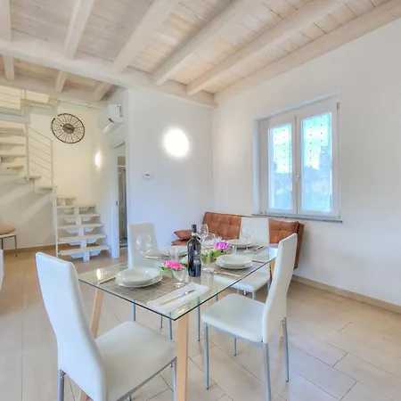 Apartment Golden Terrace 2br/2ba Walk To The - Happy