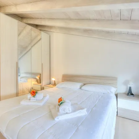 Apartment Golden Terrace 2br/2ba Walk To The - Happy Leggiuno