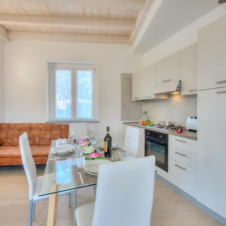Golden Terrace 2br/2ba Walk To The - Happy Apartment *