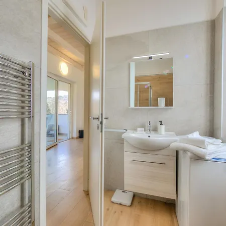 Golden Terrace 2br/2ba Walk To The - Happy 아파트