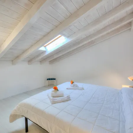 Apartment Golden Terrace 2br/2ba Walk To The - Happy Leggiuno