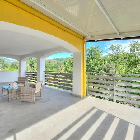 Golden Terrace 2br/2ba Walk To The - Happy